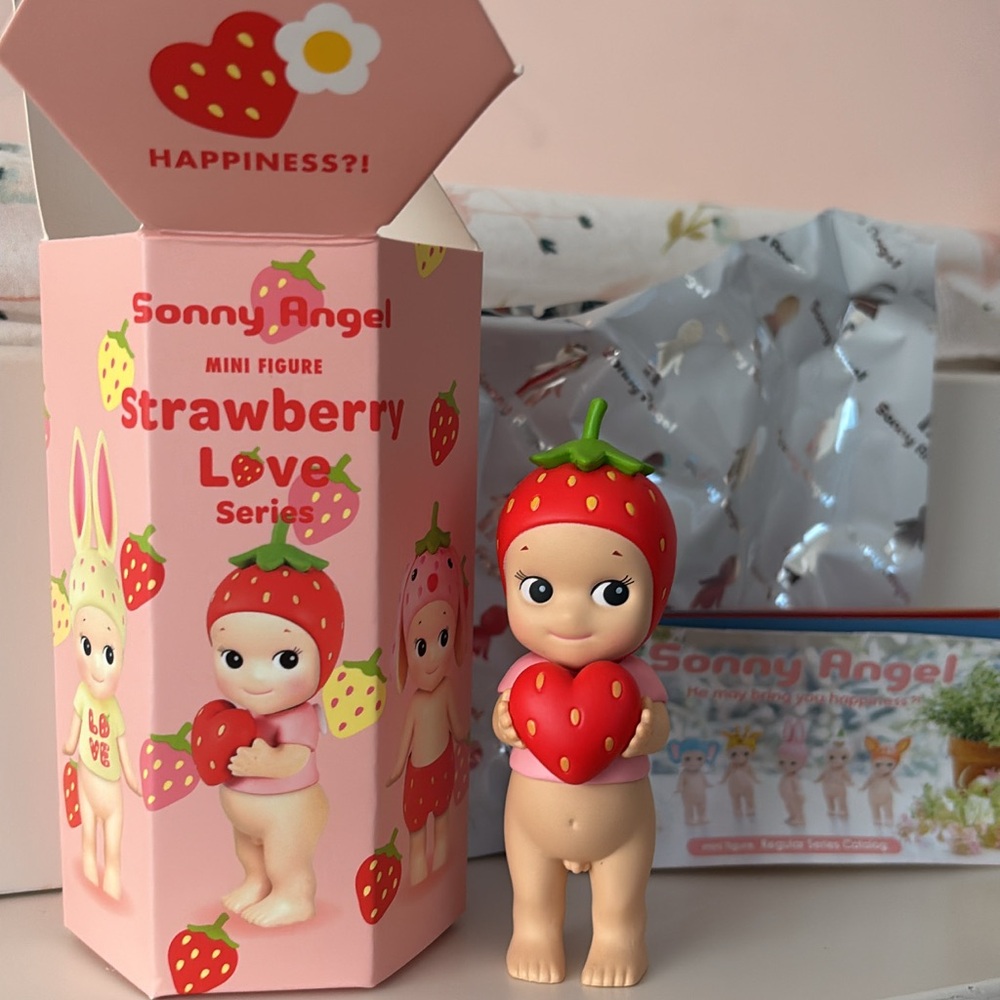 Strawberry Love Sonny Angel (authentic)